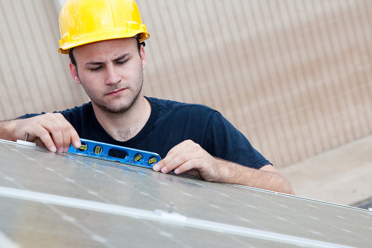 Konstruktion, Arbeiter, gelber Helm, Helm, Wasserwaage, Solarzellen, Solar Panels, Energie, erneuerbare Engerien, Elektrik, construction, worker, solar, panel, power, energy, electricity, electrician, building, efficiency, ladder, climbing, person, man, male, safety, hardhat, helmet, protective, roof, brick, blue collar, installation, installing, working, tools, equipment, outdoors, apprentice, journeyman, photovoltaic, cells, green, renewable, upgrade, repair, fix, maintenance, job, occupation, industrial, commercial, tradesman, level, adult, employment, environment