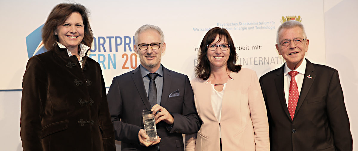 Die Gewinner des Eportpreises in der Kategorie Handwerk, Petra und Franz Fastner von Nowoflow, umrahmt von Wirtschaftsministerin Ilse Aigner und Laudator Heinrich Mosler.