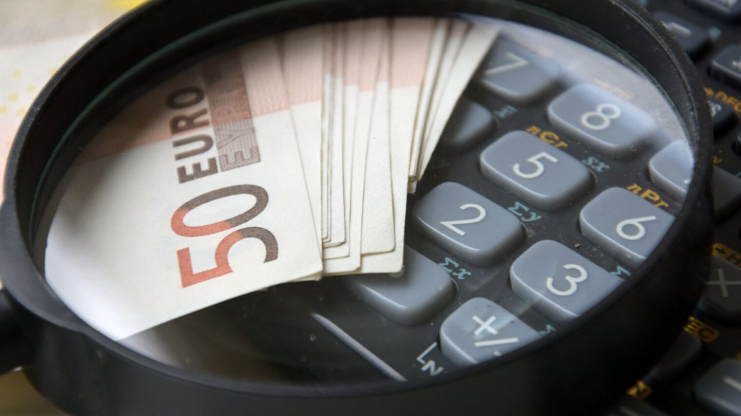 Geld Euro Lupe Glas Taschenrechner Steuer Finanzen