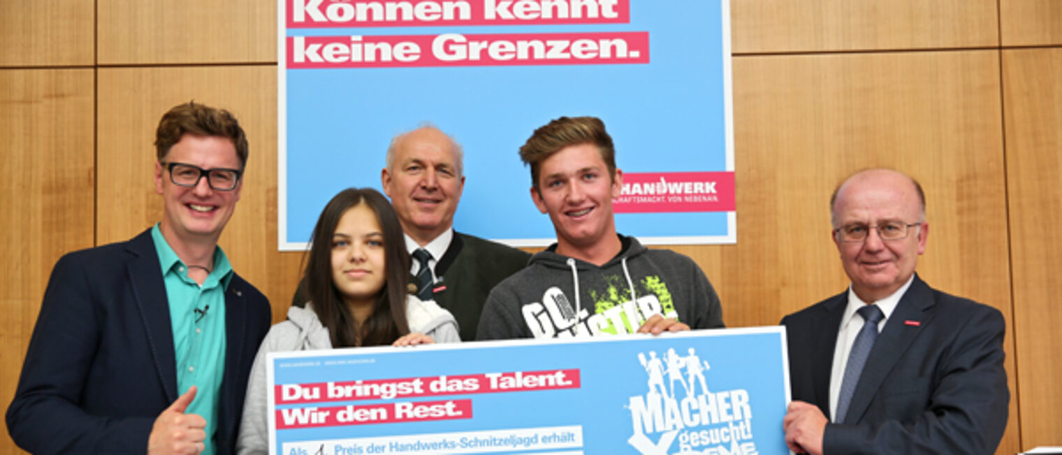 Florian Simbeck (1.v.l.), Vizepräsident Franz Xaver Peteranderl, (mitte) und Hauptgeschäftsführer Dr. Lothar Semper (1.v.r.) gratulieren Razvan Muresan (2.v.r.) und Hasina Feroz (2.v.l.) (Klassensprecher der Gewinnerklasse 8g von der Mittelschule an der Implerstraße) zum Sieg.