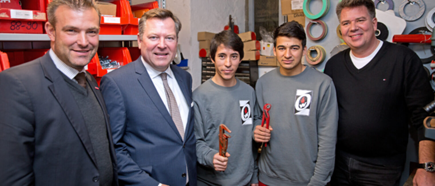(v.l.n.r.) Handwerkskammerpräsident Georg Schlagbauer, Leiter des Referats für Arbeit und Wirtschaft der Landeshauptstadt München, Josef Schmid, mit den Auszubildenden Abdullah Mohammadi und Said Abduhlwahed Haschimi sowie Olaf Zimmermann, Geschäftsführer der Heizung-Obermeier GmbH.