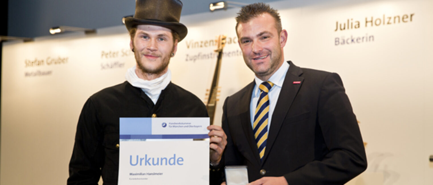 Kammerpräsident Georg Schlagbauer (rechts) zeichnete Kaminkehrer Maximilian Hanslmeier als Jahresbestmeister aus.