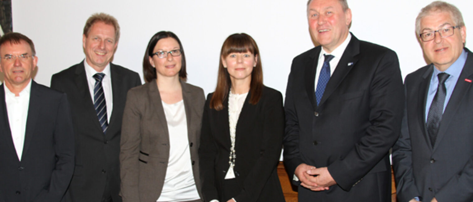 Gemeinsamer Einsatz für Langzeitarbeitslose in München (v.l.n.r.): Norbert J. Huber, Harald Neubauer, Sabine Schultheiß, Martina Musati, Dr. Josef Amann und Dieter Vierlbeck. Gemeinsamer Einsatz für Langzeitarbeitslose in München (v.l.n.r.): Norbert J. Huber, Harald Neubauer, Sabine Schultheiß, Martina Musati, Dr. Josef Amann und Dieter Vierlbeck.