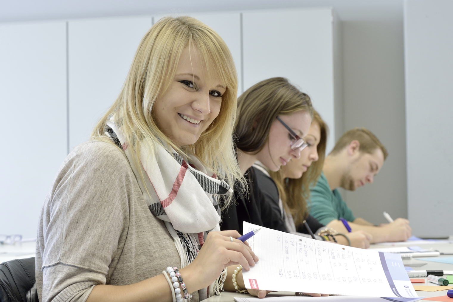 Im Unterricht: Junge Menschen bei der Weiterbildung Junge Erwachsene, Weiterbildung, Unterricht, Kurs, schreiben mit, Block