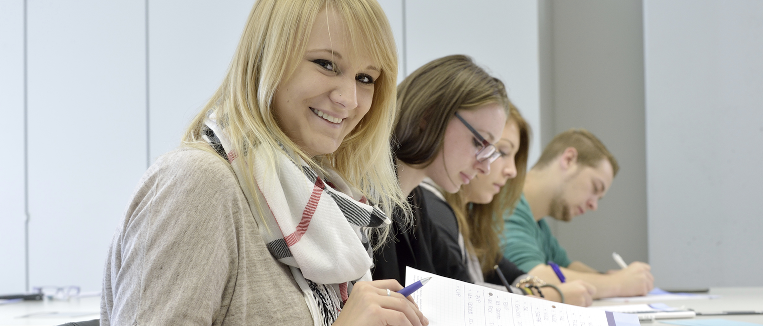 Im Unterricht: Junge Menschen bei der Weiterbildung Junge Erwachsene, Weiterbildung, Unterricht, Kurs, schreiben mit, Block