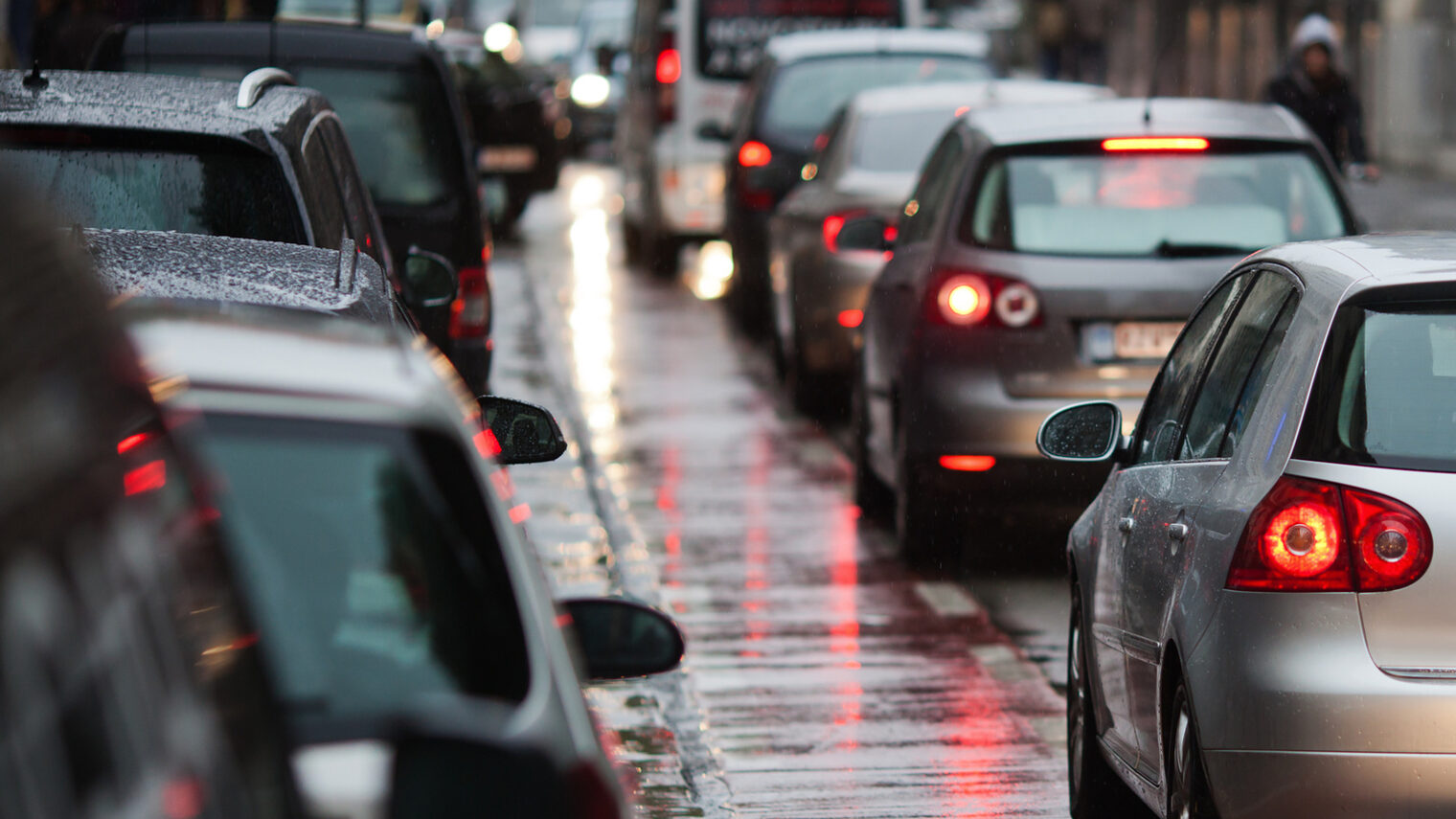 stau, regen, stadt, verkehr, autos, stadtverkehr, abend, dämmerung, rücklichter, warten, geparkt, parken, straße, straßenverkehr, urban, stadtleben, menschen, unterwegs, betriebsam, rush-hour, rush, hour