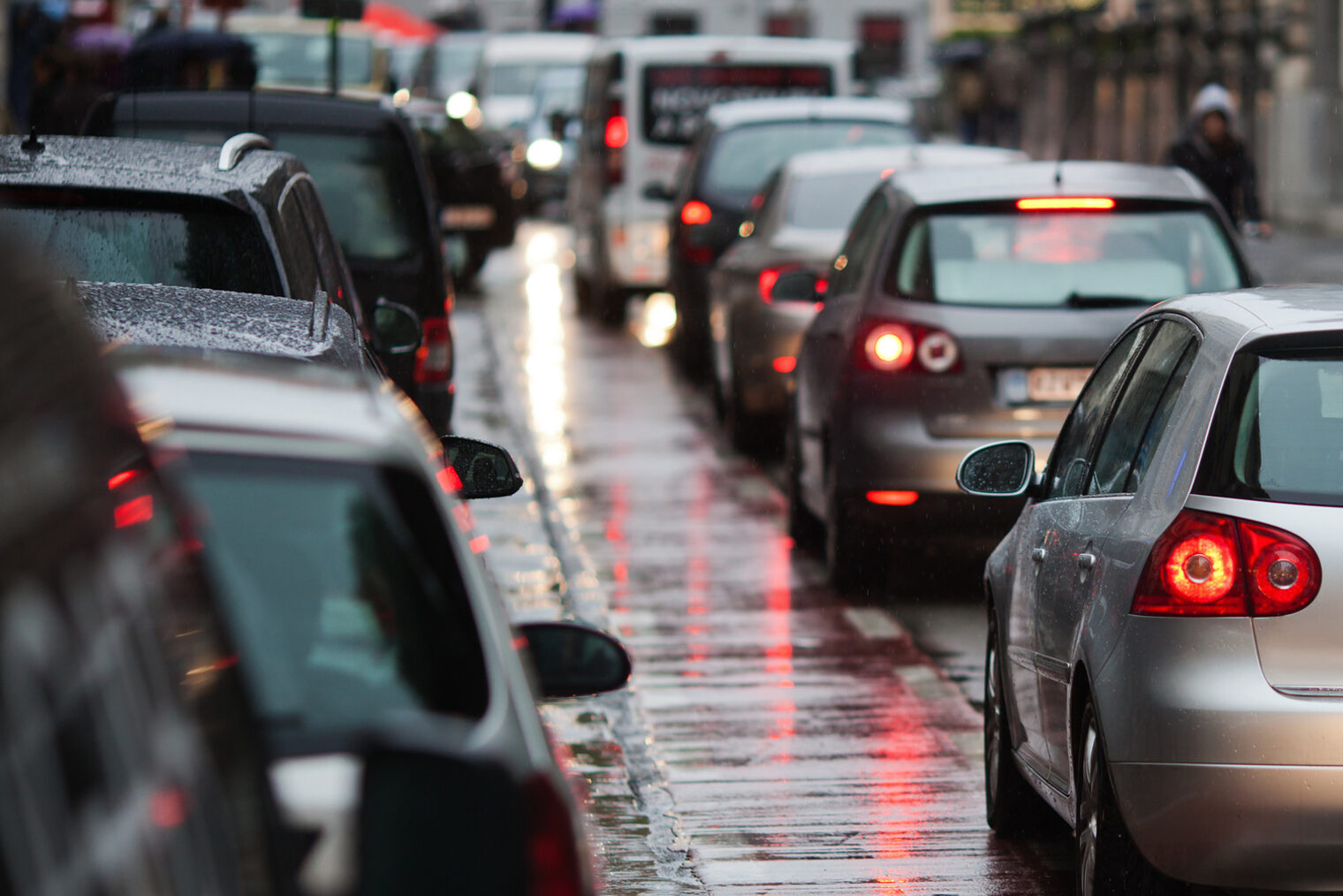 stau, regen, stadt, verkehr, autos, stadtverkehr, abend, dämmerung, rücklichter, warten, geparkt, parken, straße, straßenverkehr, urban, stadtleben, menschen, unterwegs, betriebsam, rush-hour, rush, hour