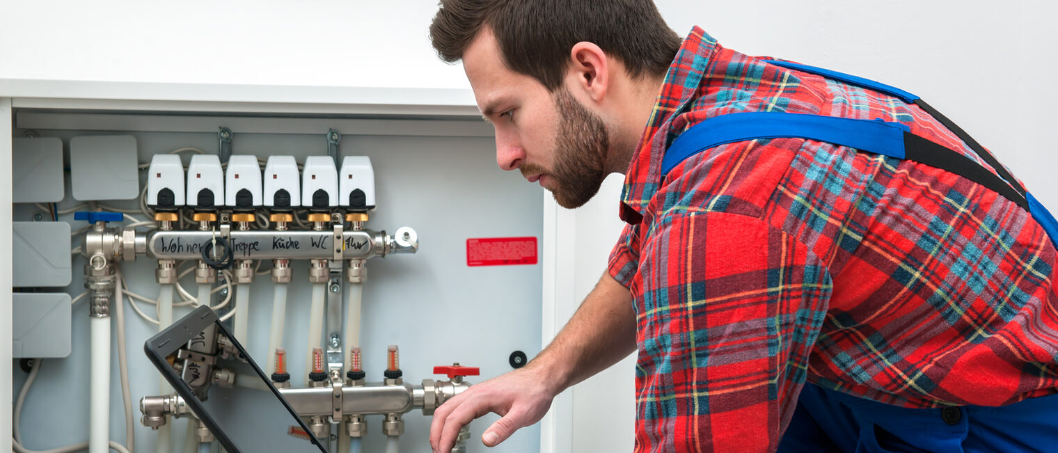 Techniker, Mann, Arbeit, Laptop, Technik, modern, Fortschritt, Energie, Heizung, Reparatur, Modernisieren, genauer heating, control, energy, system, craftsman, job, maintenance, man, pipe, service, technician, aid, artisan, assistance, construction, fittings, fix, handyman, heater, home, hot-water, fitter, plumber, plumbing, repair, repairman, tool, troubleshooter, upkeep, worker, workman, controlling, install, occupation, engineer, handiwork, check, tallyman, mechanic, installing, work, checklist, adjusting, floor, underfloor, indoor, manual, checking, laptop, industry