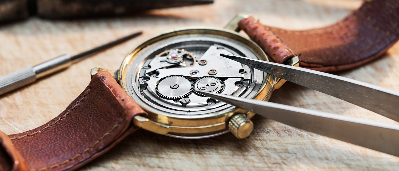 Taschenuhr, Uhr, Reparatur, Ziffernblatt, Pinzette, reparieren, Uhrmacher, Handwerk, Antik, Mechanik, Uhrwerk, watch, repair, old, time, metal, antique, gear, accuracy, equipment, detail, clock, screwdriver, pocket, wheel, clockworks, mechanical, screw, minute, tool, broken, hand, wristwatch, metallic, technology, second, open, dirty, holding, vintage, mechanic, wrist, work, precision, watchmaker, occupation, object, background, hour, parts, steel, inside, small