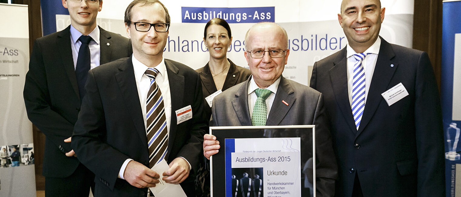 Hauptgeschäftsführer Dr. Lothar Semper (vorne Mitte) und der Hauptabteilungsleiter Berufliche Bildung Christian Gohlisch (vonre links) konnten den Preis von Michael Schillinger (vorne rechts), Vertriebsvorstand der INTER Versicherungsgruppe, Michaela Partheimüller (hinten rechts), Bildungsbeauftragte im Bundesvorstand der Wirtschaftsjunioren Deutschland, und René Fornol (hinten links), Bundesvorsitzender der Junioren des Handwerks entgegen nehmen.