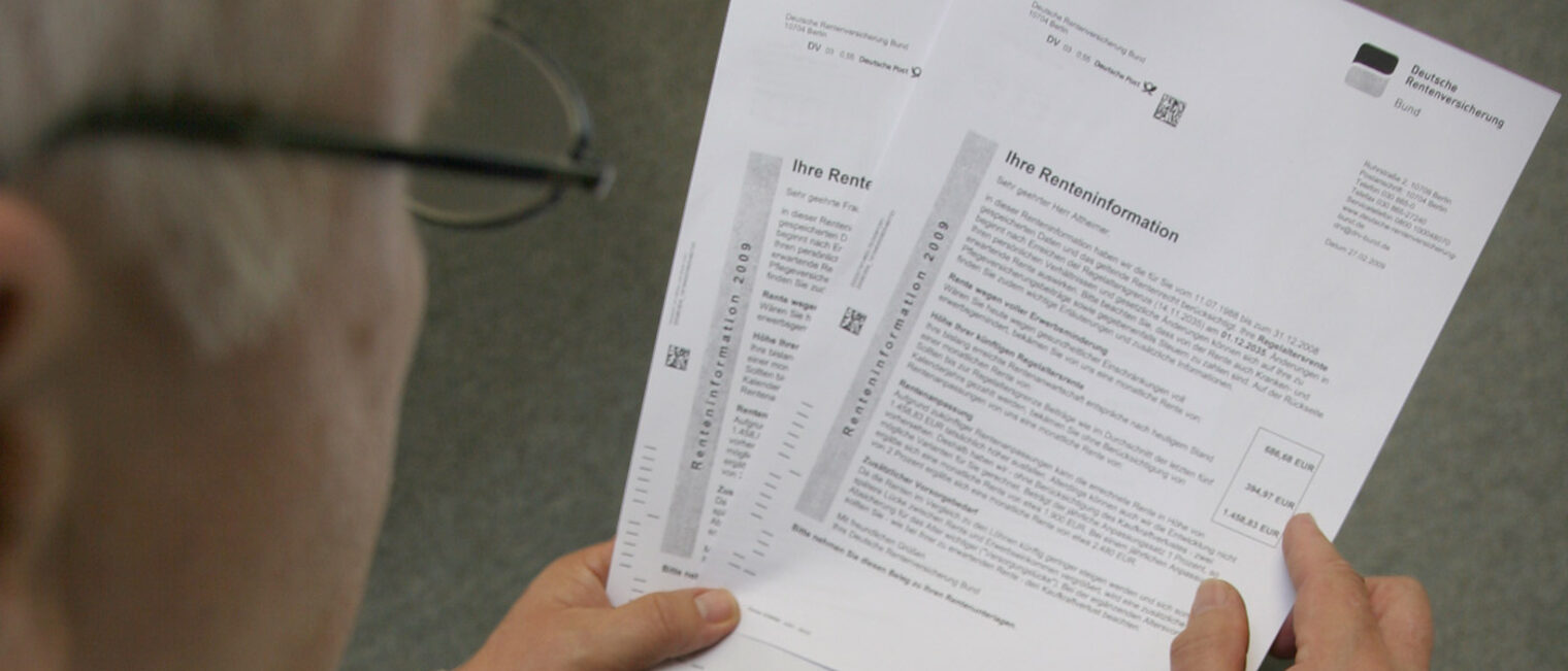 Rente Information Hände Blatt Hand Brille Dokument