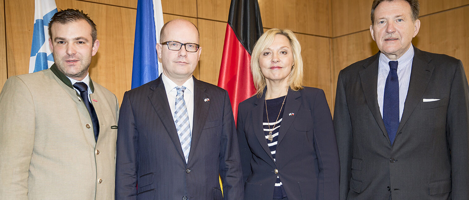 Trafen sich in der Handwerkskammer (v.l.n.r.): Handwerkskammerpräsident Georg Schlagbauer, Ministerpräsident Bohuslav Sobotka, Bayerns Europaministerin Dr. Beate Merk und IHK-Präsident Dr. Eberhard Sasse.