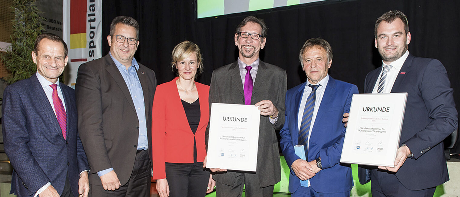 Klaus Sarsky, stv. Stützpunktleiter und Laufbahnberater beim OSP Bayern (3.v.re.), Max Stadler, Leiter Bildungszentrum Traunstein (2.v.re.) und Alexander Spitzner, stv. Leiter Bildungszentrum München (re.) nahmen den Preis als ¿Spitzensportfreundlicher Betrieb 2016¿ von DOSB-Präsident Alfons Hörmann, Stefan Studt, Sportminister des Landes Schleswig-Holstein und Christina Kampmann, Sportministerin des Landes Nordrhein-Westfalen (v.li.n.re.) entgegen. Klaus Sarsky, stv. Stützpunktleiter und Laufbahnberater beim OSP Bayern (3.v.re.), Max Stadler, Leiter Bildungszentrum Traunstein (2.v.re.) und Alexander Spitzner, stv. Leiter Bildungszentrum München (re.) nahmen den Preis als ¿Spitzensportfreundlicher Betrieb 2016¿ von DOSB-Präsident Alfons Hörmann, Stefan Studt, Sportminister des Landes Schleswig-Holstein und Christina Kampmann, Sportministerin des Landes Nordrhein-Westfalen (v.li.n.re.) entgegen.