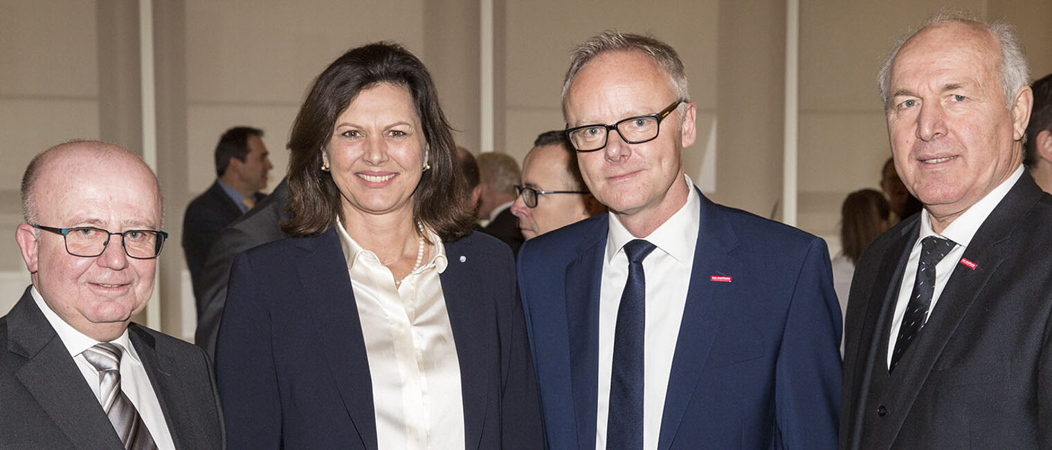 Bayerns Wirtschaftsministerin Ilse Aigner, Präsident Franz Xaver Peteranderl (rechts), Hauptgeschäftsführer Dr. Frank Hüpers (2.v.r.) bei der Verabschiedung von Dr. Lothar Semper (links). Bayerns Wirtschaftsministerin Ilse Aigner, Präsident Franz Xaver Peteranderl (rechts), Hauptgeschäftsführer Dr. Frank Hüpers (2.v.r.) bei der Verabschiedung von Dr. Lothar Semper (links).