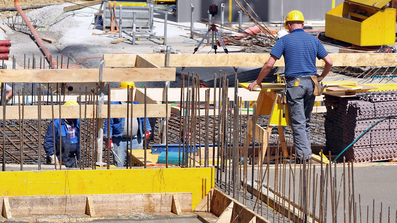 bau, baustelle, beton, betonieren, fertigbeton, decke betonieren, hausbau, bauarbeiter, stahl, arbeiter, kellerdecke, zwischendecke, schalung, schaltafel, betonkübel, wohnbau, schwarzarbeiter, baufirma, bauherr, bausparen, großbaustelle, bauwirtschaft, aufschwung, konjunktur, eisenbieger, schweißen, schweißer, metall, eisen, baustahl, baumaterial, fundament, eisenstangen, eisengitter, flechten, baugrube, keller, decke, schutzkleidung, schwarzarbeit, job, arbeit, mann, rostig, rost, metallarbeiter, maurer, hilfsarbeiter, facharbeiter, baumeister