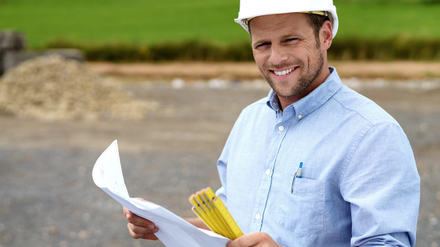 bauingenieur auf der baustelle mit unterlagen Schlagwort(e): baustelle, handwerk, haus, bauen, mann, ingenieur, bauingenieur, architekt, bauarbeiter, bau, helm, plan, planen, material, kaufmann, unternehmer, handwerker, statiker, experte, rohbau, unterlagen, zollstock, bagger, neubau, hausbau, kompetenz, sicherheit, meister, geselle, draußen, stehen, werkzeug, arbeit, arbeiten, job, beruf, person, mensch, männlich, hemd, lächeln, 30s, 40s, baustelle, handwerk, haus, bauen, mann, ingenieur, bauingenieur, architekt, bauarbeiter, bau, helm, plan, planen, material, kaufmann, unternehmer, handwerker, statiker, experte, rohbau, unterlagen, zollstock, bagger, neubau, hausbau, kompetenz, sicherheit, meister, geselle, draußen, stehen, werkzeug, arbeit, arbeiten, job, beruf, person, mensch, männlich, hemd, lächeln, 30s, 40s, 122132963