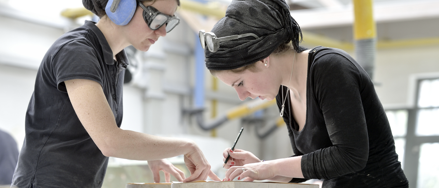 10986 Steinmetz Frau Bleistift Hand Brille Schutzbrille Sicherheit Kopfhörer Werkstatt
