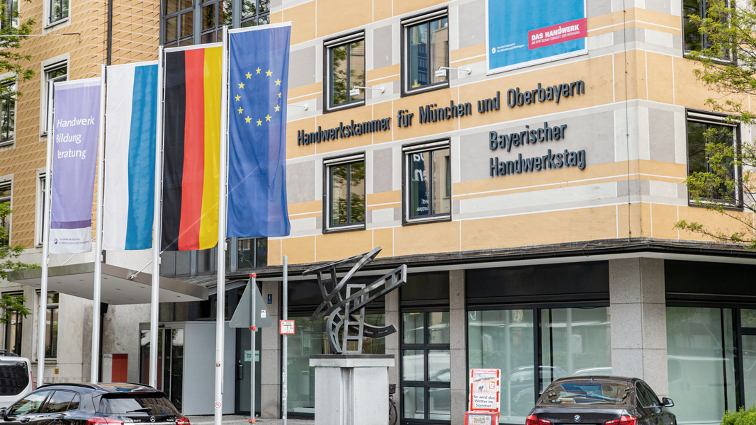 Handwerkskammer für München und Oberbayern Fahnen Flaggen Banner Straße Haus Fenster Max-Joseph-Straße Hauptverwaltung HQ