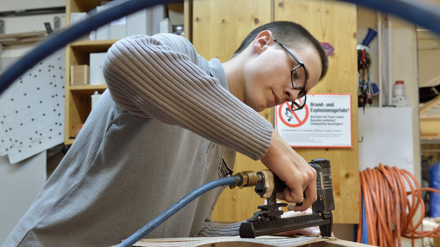 Raumausstatter Sessel Stuhl Polster Druckluft Nageln Schrauben Werkstatt 12095 Reperatur reparieren