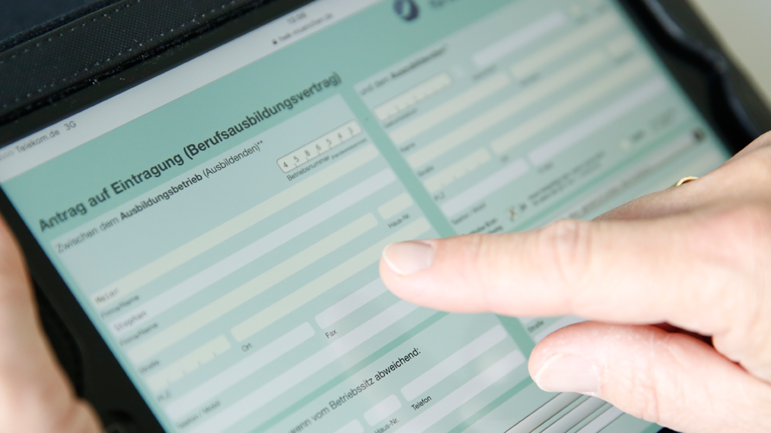 Lehrvertrag Tablet Finger Vertrag Online Kundenportal