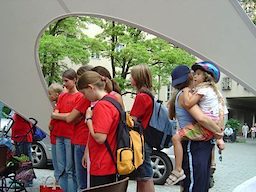 BWidM 2006 - Musik - Zuschauerinnen am Zeltbogen DSC04839