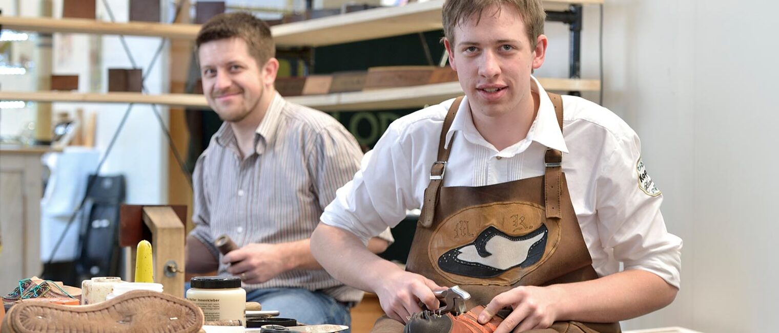 Schuh Mann Werkstatt Schrank Leder Schuhmacher Schürze 16432