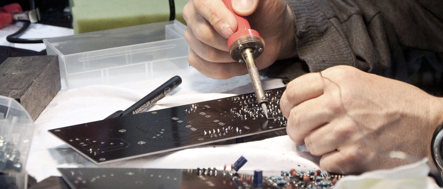 Löten Platine Hand Mann Werkstatt Lötzinn Lötkolben