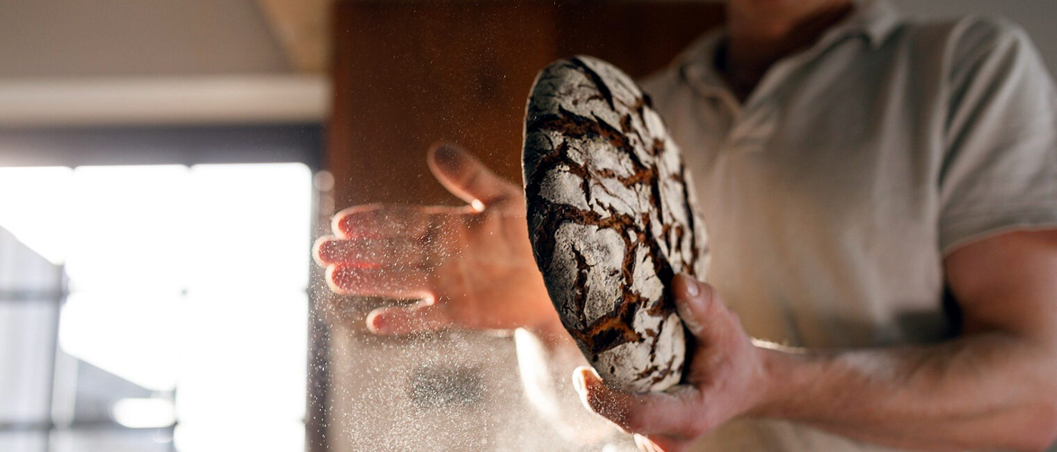 bäcker brot backen