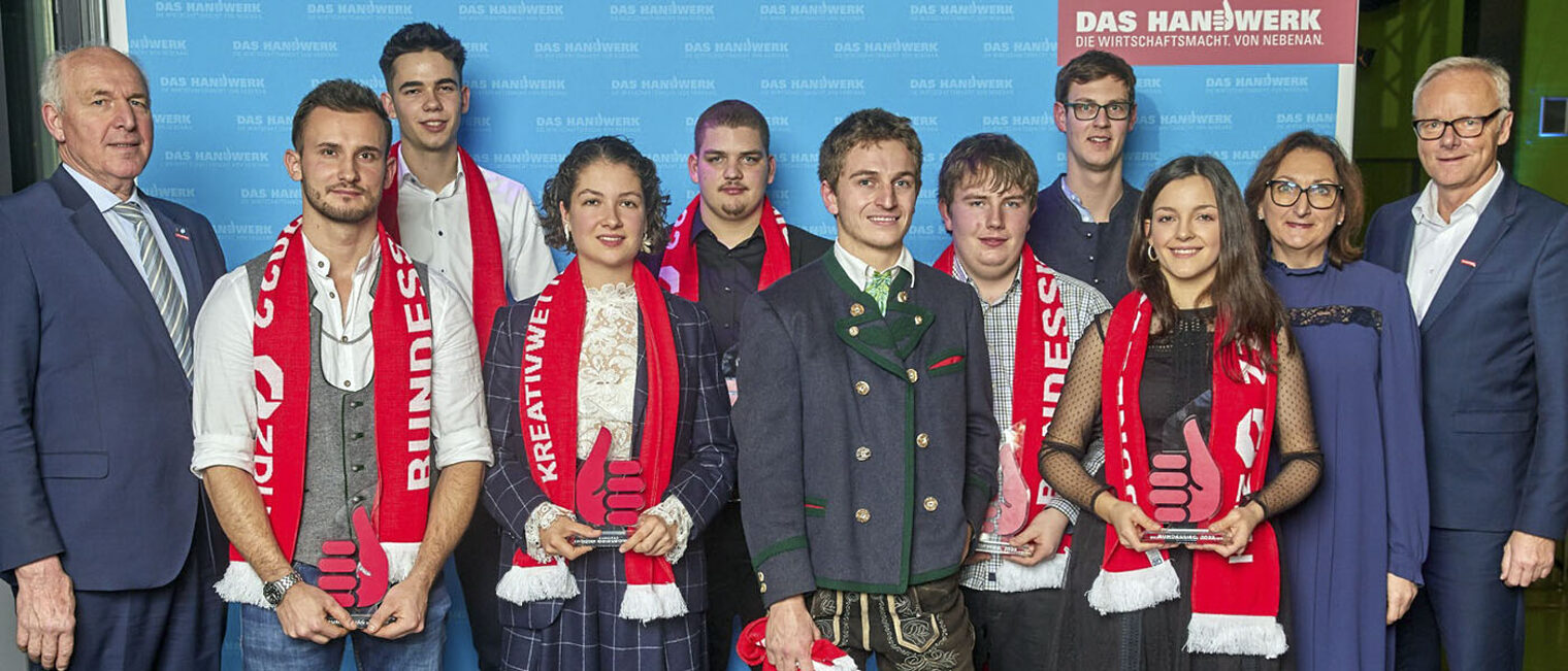 Kammerpräsident Franz Xaver Peteranderl mit den oberbayerischen Siegerinnen und Siegern Kevin Schobert, Jan Luca Trumpetter, Adisa Ferré, Alexander Weinhold, Simon Metzendorf, Sebastian Moser, Christian Hopf, Anna Baumann, Vizepräsidentin Carola Greiner-Bezdeka und Hauptgeschäftsführer Dr. Frank Hüpers (v.l.n.r.).