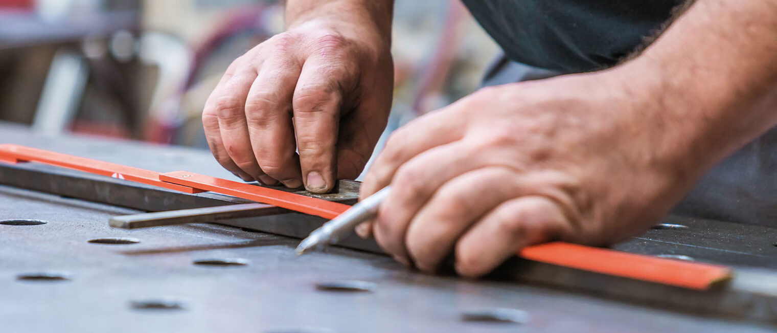 Werkstück ausmessen Hand Werkstatt Metall Zollstock Lineal Messen