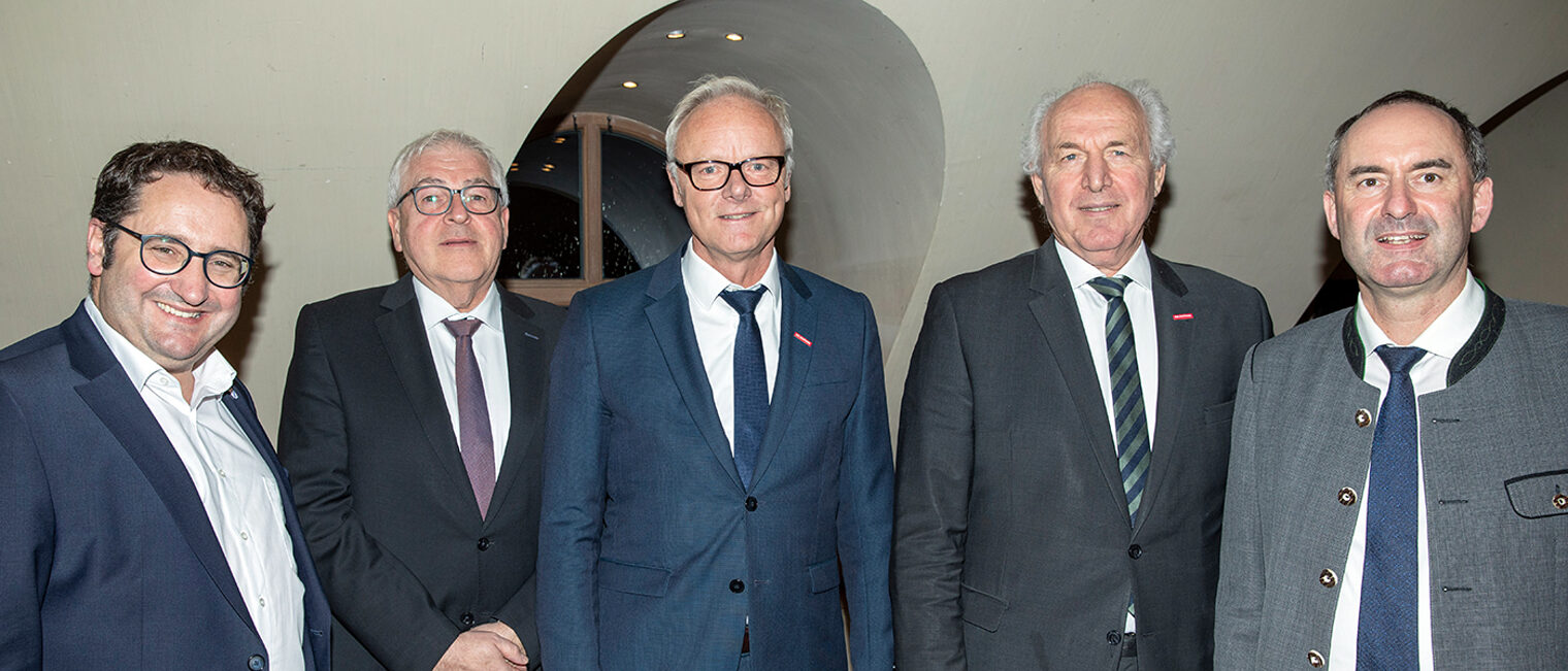 v.l.: Staatssekretär Tobias Gotthardt, stv. HGF Dieter Vierlbeck, HGF Dr. Frank Hüpers, Präsident Franz Xaver Peteranderl, Wirtschaftsminister Hubert Aiwanger