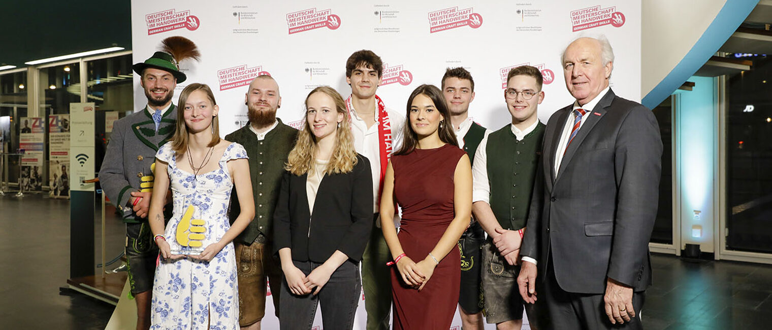 Kammerpräsident Franz Xaver Peteranderl mit den Bundessiegerinnen und -siegern Anton Grüsser, Sophie Lechner, Benedikt Kanhäusser, Leonie Maier, Nikolas Christopher Karol Maier, Anaë Schütz, Johannes Pfaller und Lukas Sandmeir (v.l.n.r.). Kammerpräsident Franz Xaver Peteranderl mit den Bundessiegerinnen und -siegern Anton Grüsser, Sophie Lechner, Benedikt Kanhäusser, Leonie Maier, Nikolas Christopher Karol Maier, Anaë Schütz, Johannes Pfaller und Lukas Sandmeir (v.l.n.r.).