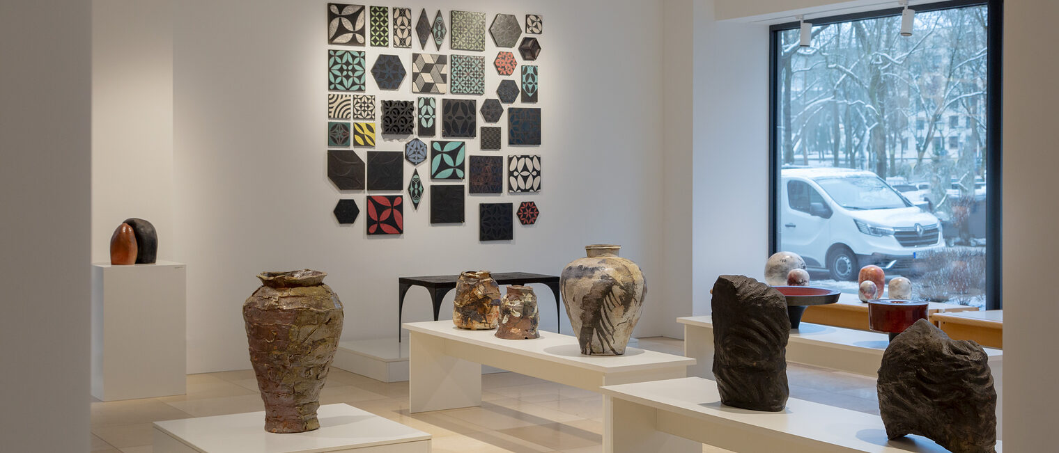 Verschiedene Keramikobjekte vor dem Schaufenster der Galerie Handwerk im Kunstviertel