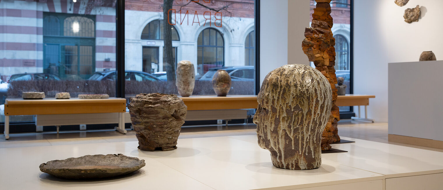 Blick auf Keramik-Skulpturen Gefäße und Platten auf das Schaufenster der Galerie Handwerk im Museumsviertel München