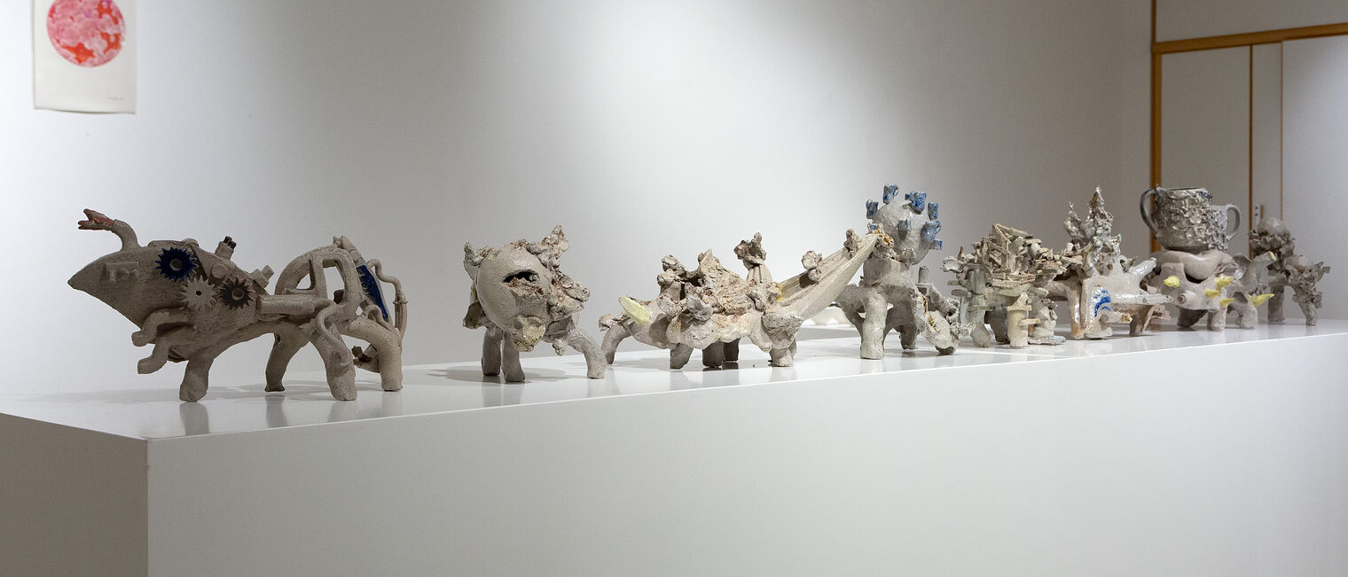 Mehrere abstrakte Keramikfiguren, die das Resultat unterschiedlicher Brenntechniken aufzeigen.