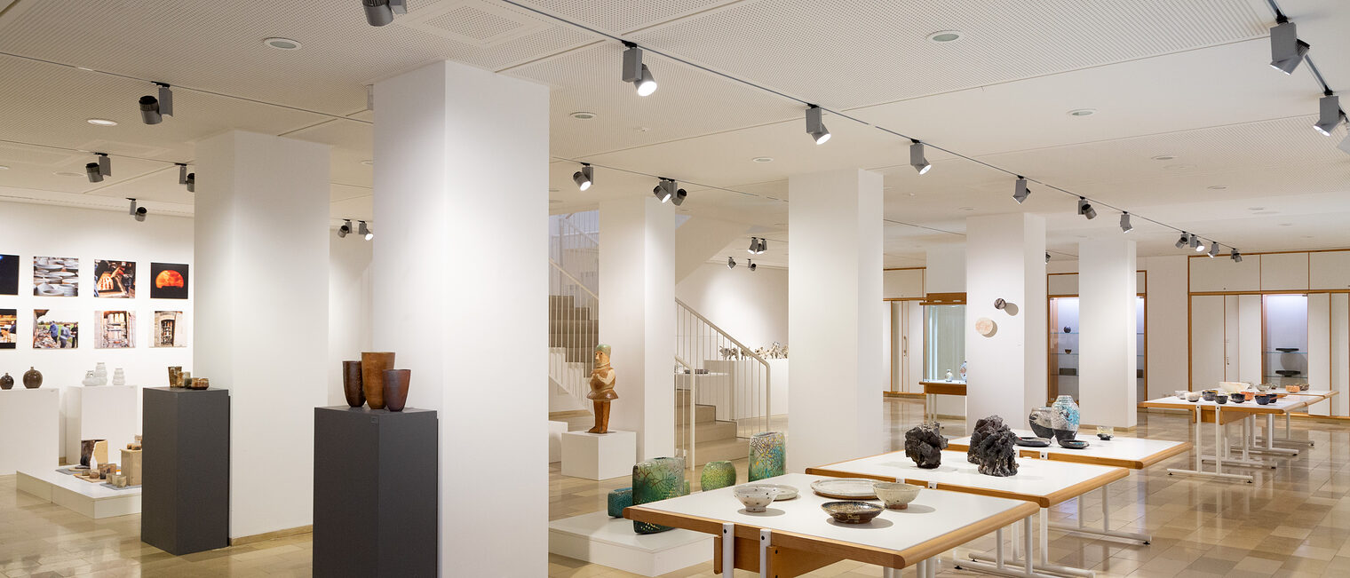 Impressionen aus der Ausstellung "Der Brand macht die Keramik". Zu sehen sind diverse Keramik-Objekte in der Galerie Handwerk