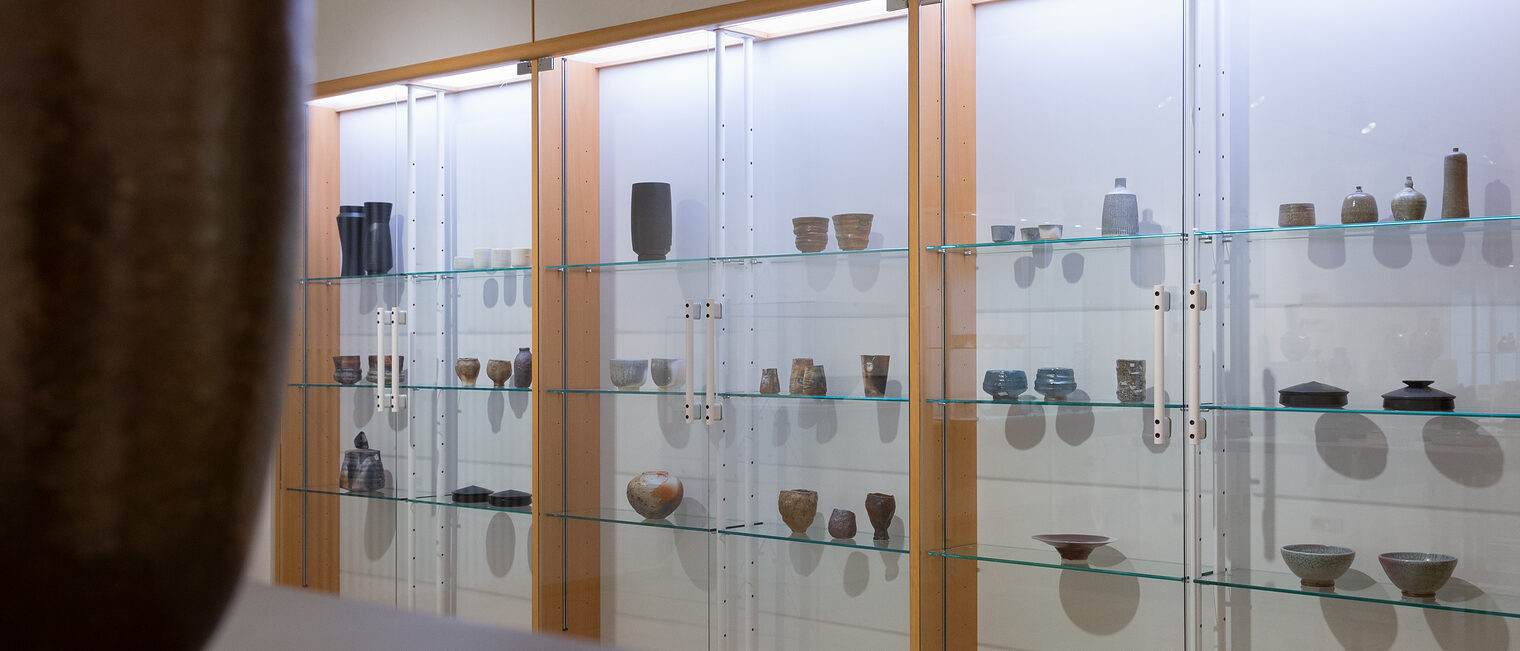 Drei Vitrinen mit unterschiedlichen Keramikobjekten: Schalen, Becher, Tassen aus der Ausstellung Der Brand macht die Keramik
