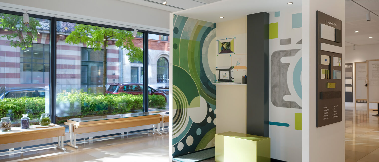 Organische Formen einer in Grün- und Blautönen gehaltenen Koje in Lebensgröße - das Meisterstück von Thomas Appelmann.