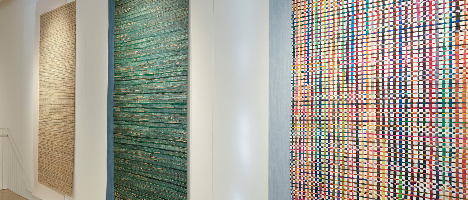 Bunte Wandverkleidungen, manche aus recycelten, von Hand gewebten Sari-Seidenbändern, Seerosenwurzeln, gedrehten Abaca-Fasern