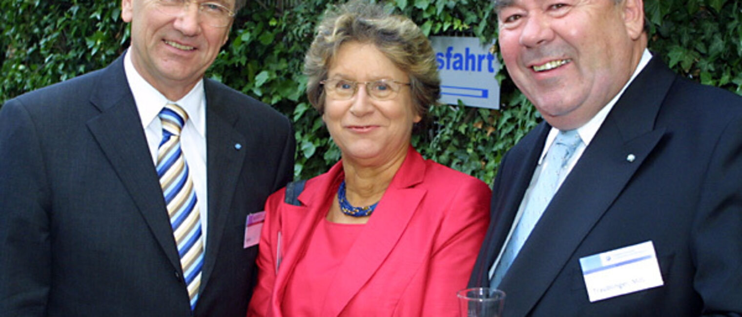 (v.l.n.r.) Bernd Lenze, Hauptgeschäftsführer der Handwerkskammer für München und Oberbayern, Dr. Gertraud Burkert, 2. Bürgermeisterin der Landeshauptstadt München und Handwerkskammer-Präsident Heinrich Traublinger, MdL (v.l.n.r.) Bernd Lenze, Hauptgeschäftsführer der Handwerkskammer für München und Oberbayern, Dr. Gertraud Burkert, 2. Bürgermeisterin der Landeshauptstadt München und Handwerkskammer-Präsident Heinrich Traublinger, MdL