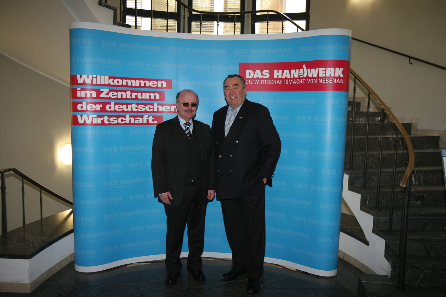 Imagekampagne 2010 Deutsches Handwerk Kampagne Wirtschaftsmacht von nebenan material Online scholz&friendsPressekonferenz PM Traublinger Vorstand Präsidium Grafik Logo Dr. Semper GF innen Plakat 