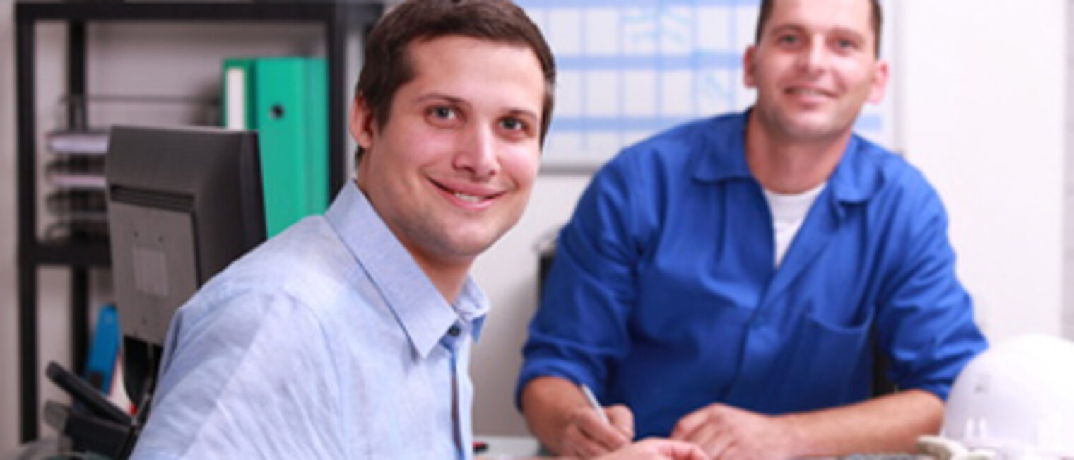 Männer Schreibtisch Büro 
