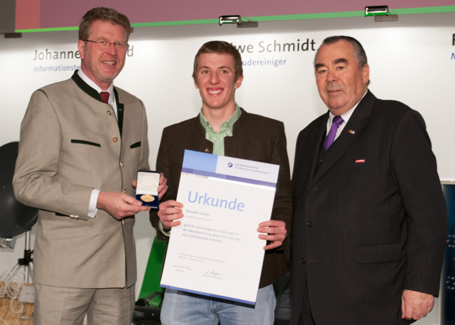 Die Jahresbestmeister auf der Meisterfeier 2012 der Handwerkskammer für München und Oberbayern.