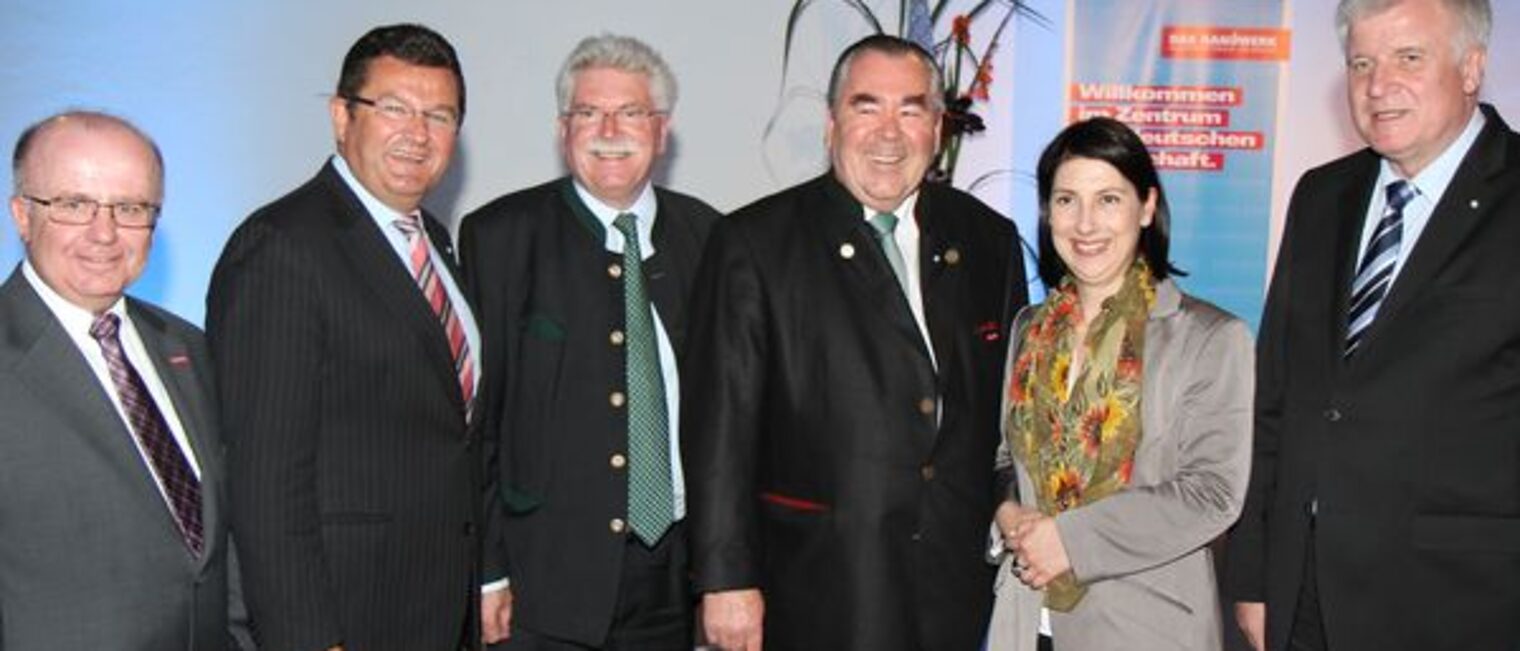 Handwerkskammerpräsident Heinrich Traublinger, MdL a. D. (3.v.re.) und Hauptgeschäftsführer Dr. Lothar Semper (links) mit Bayerns Ministerpräsident Horst Seehofer, Wirtschaftsstaatssekretärin Katja Hessel, MdL, Wirtschaftsminister Martin Zeil, MdL und Finanzstaatssekretär Franz Josef Pschierer, MdL.